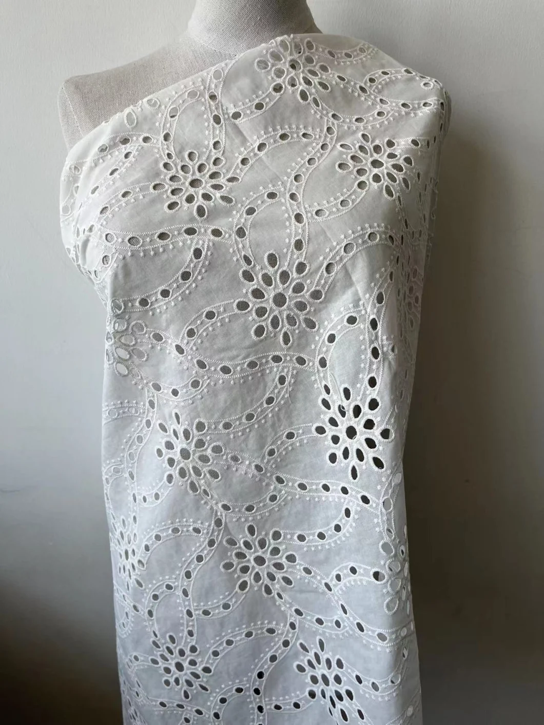 Factory Price 100% Cotton Embroidery Eyelet Lace Flower Fabric with Wholesale Price